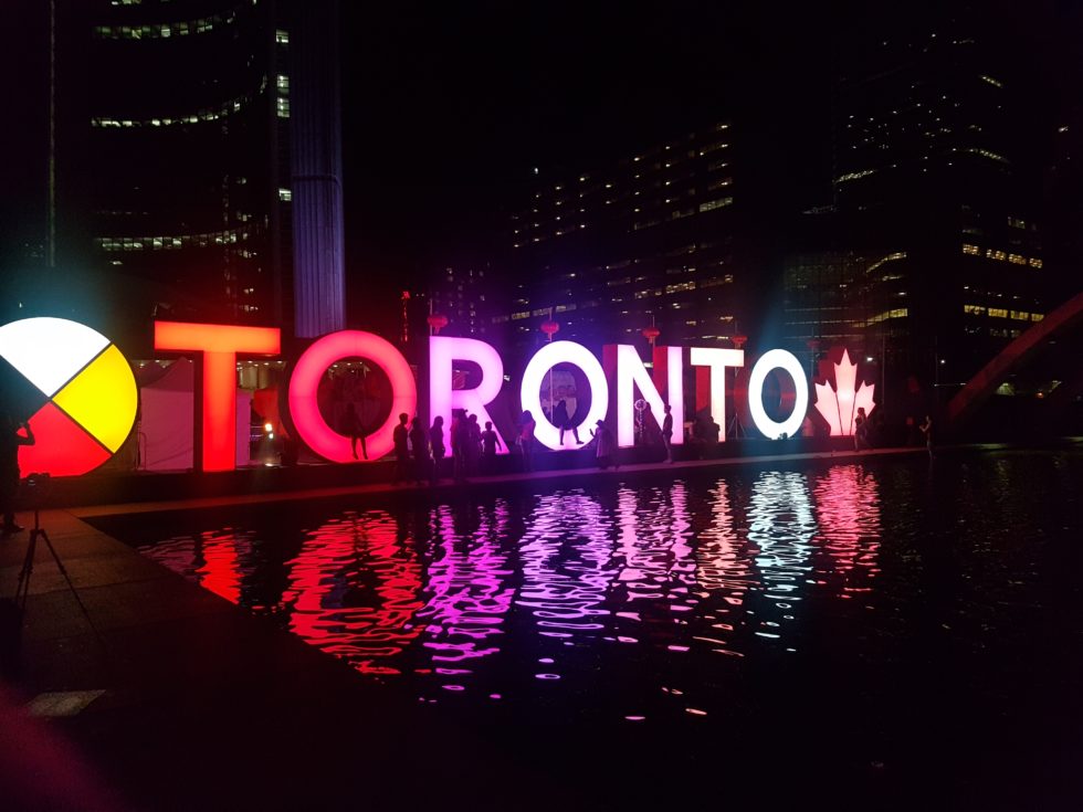 TORONTO i neonbokstaver ved et basseng