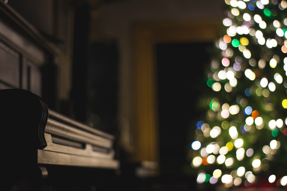 Piano foran et juletre